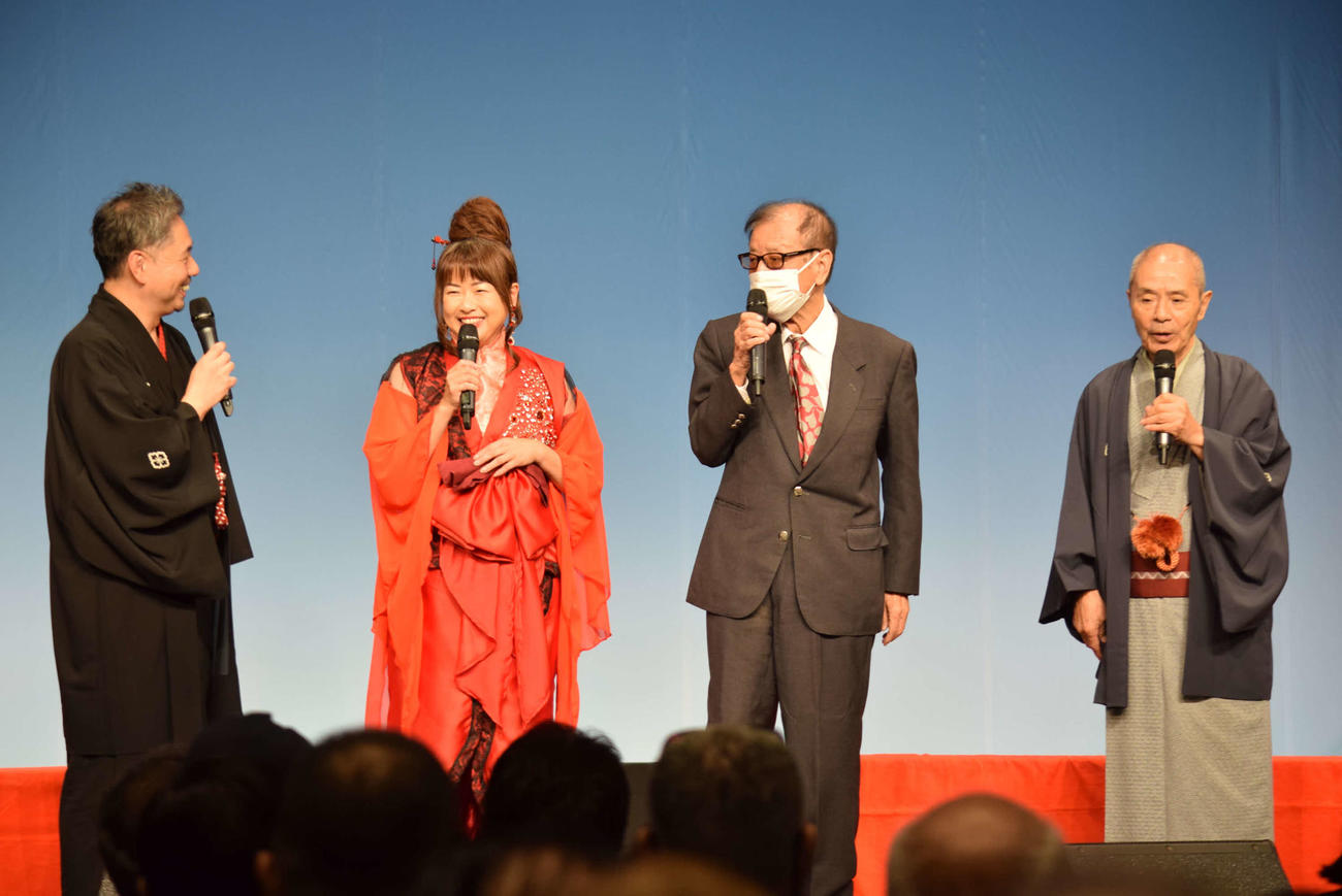 桂春蝶・浅田あつこ芸能生活30周年コラボイベントに登場した（左から）桂春蝶、浅田あつこ、もず唱平氏、桂福団治（撮影・阪口孝志）