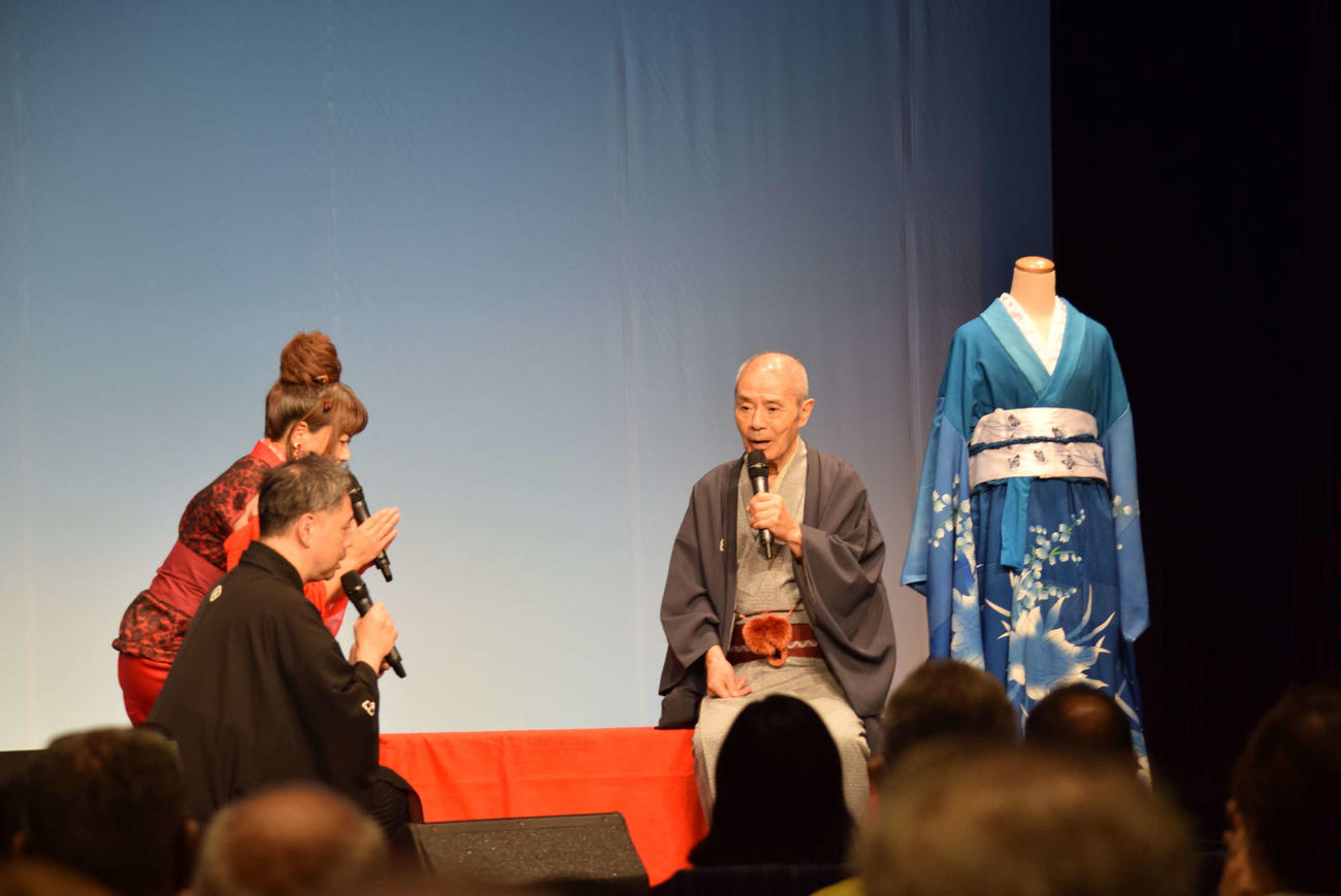 桂福団治（右）を拝む、浅田あつこと桂春蝶（左手前）（撮影・阪口孝志）