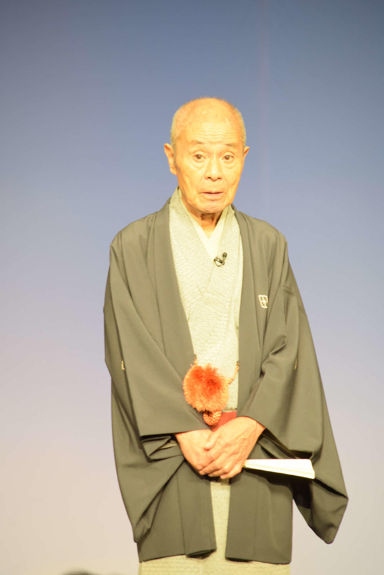 浅田あつこ、桂春蝶の公演で後見役を務めた桂福団治（撮影・阪口孝志）