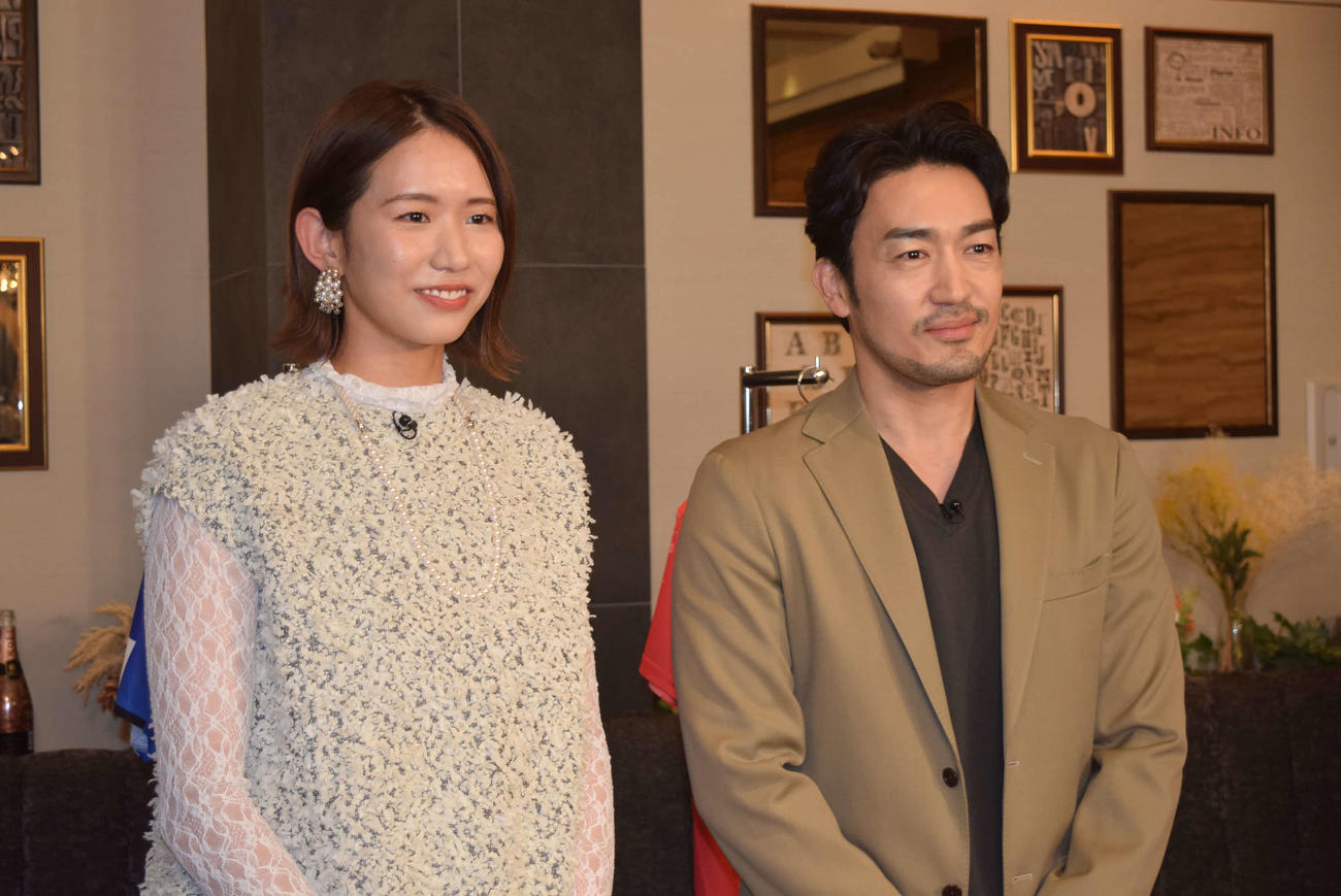 テレビ番組初MCに挑戦した古賀紗理那さん（左）と大谷亮平（撮影・阪口孝志）