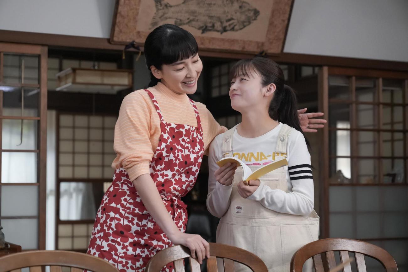 橋本環奈（右）演じるヒロインの母親役を演じている麻生久美子