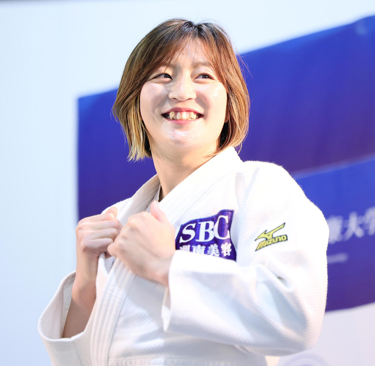 12日、SBC東京医療大学の学園祭「湘療祭」で講演に登場し笑顔を見せる柔道の角田（撮影・足立雅史）