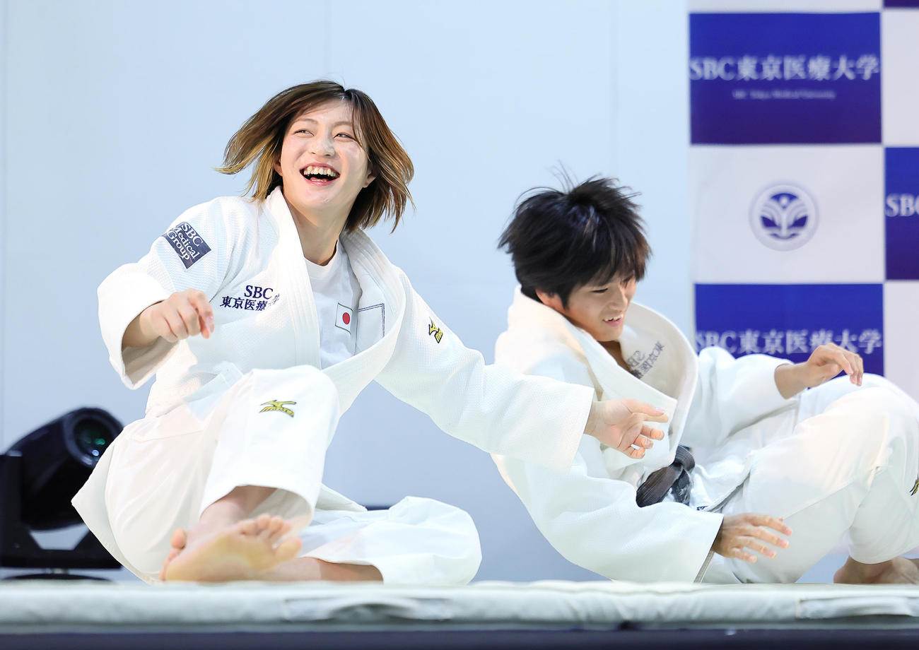 12日、SBC東京医療大学の学園祭「湘療祭」で講演し、柔道技を披露した角田（左）（撮影・足立雅史）