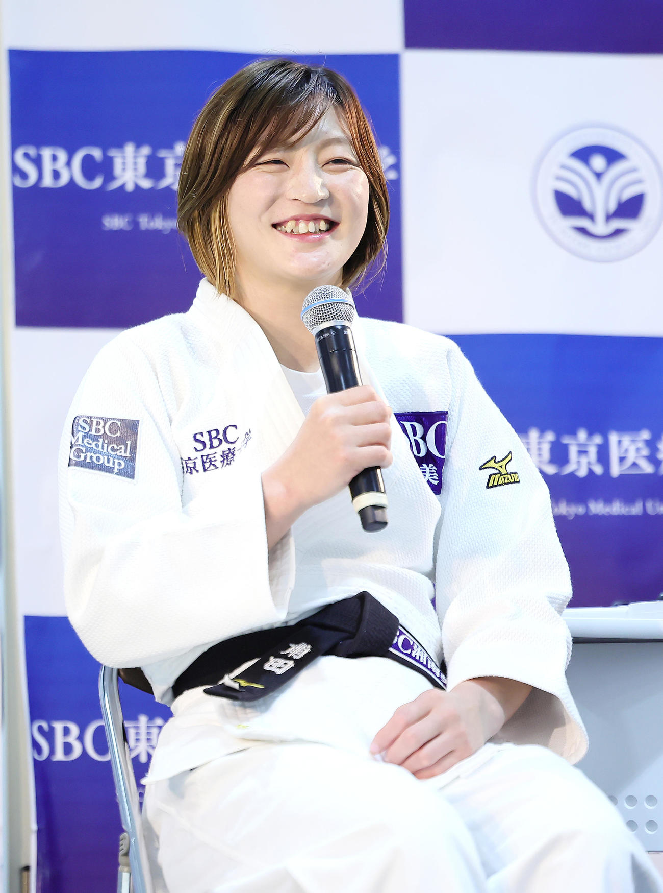 12日、SBC東京医療大学の学園祭「湘療祭」で講演し、笑顔を見せる柔道の角田（撮影・足立雅史）