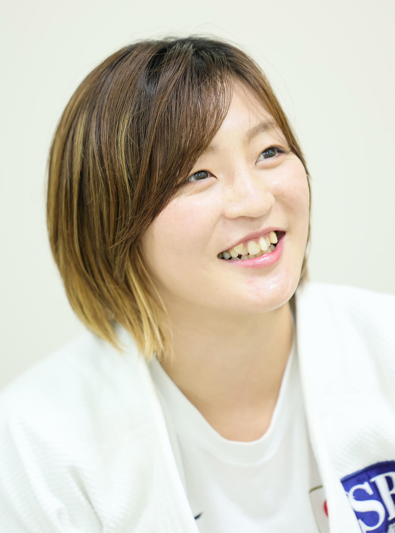 12日、講演後の取材で笑顔を見せる柔道の角田（撮影・足立雅史）