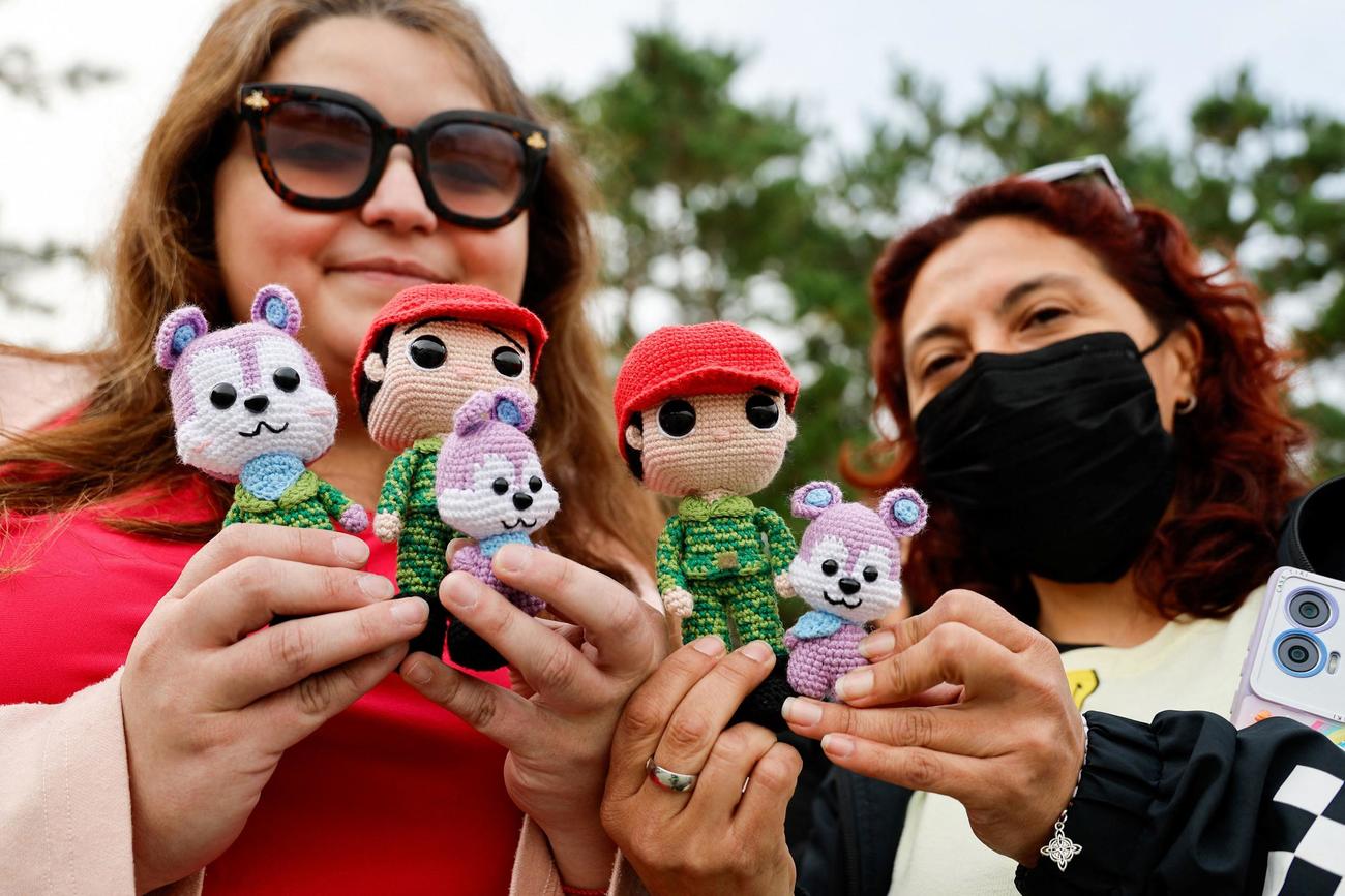 兵役を終え除隊するBTSのJ－HOPEの登場を待つファン（ロイター）