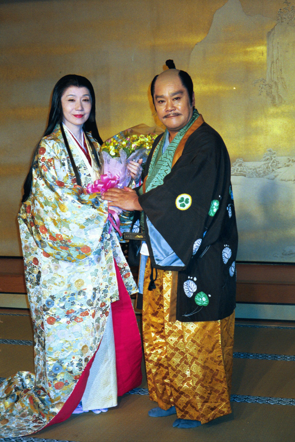 NHK「葵～徳川三代」の最終収録を終え、岩下志麻に花束を贈る西田敏行さん（2000年7月撮影）