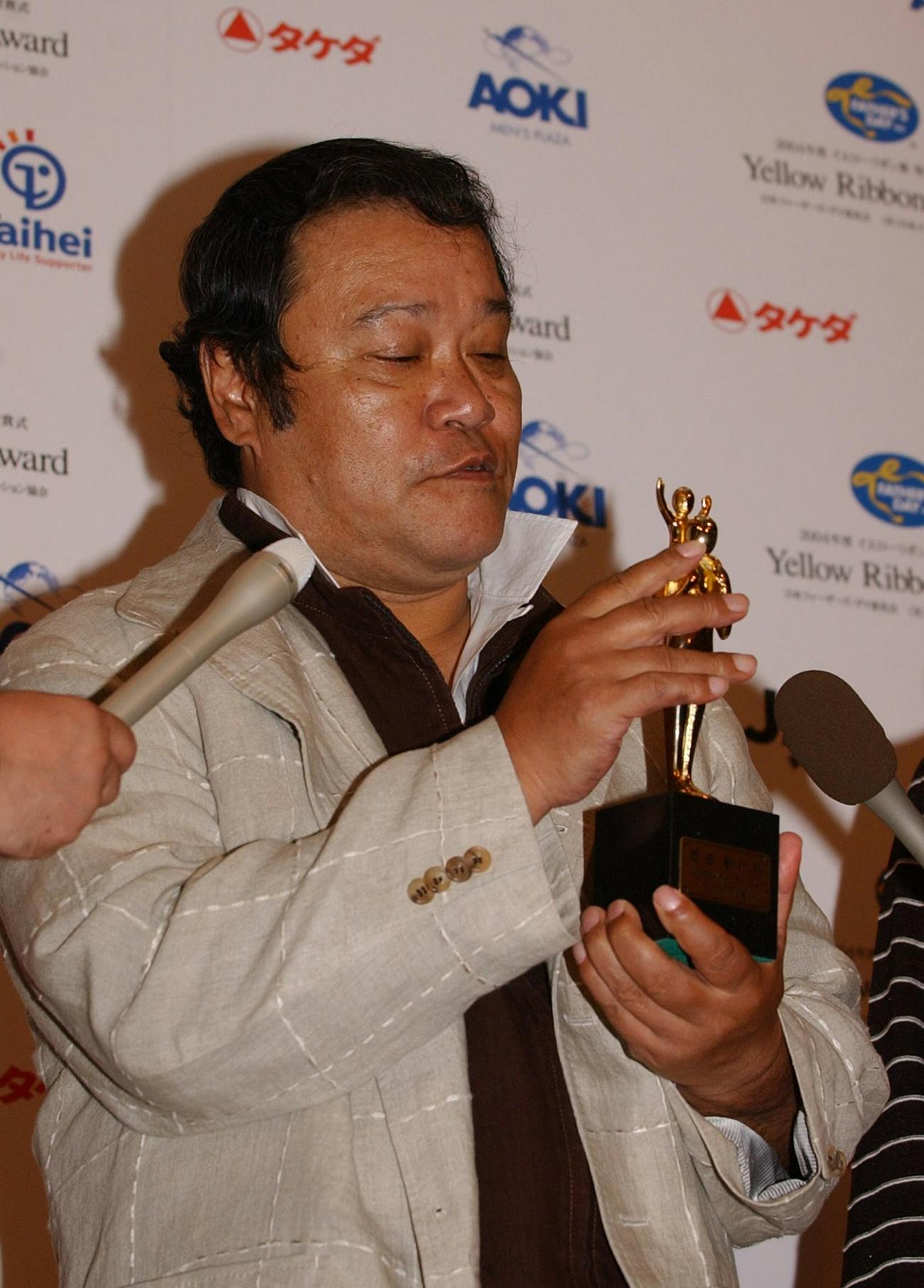 ベスト・ファーザー賞に輝きトロフィーをなでる西田敏行さん（2004年6月撮影）