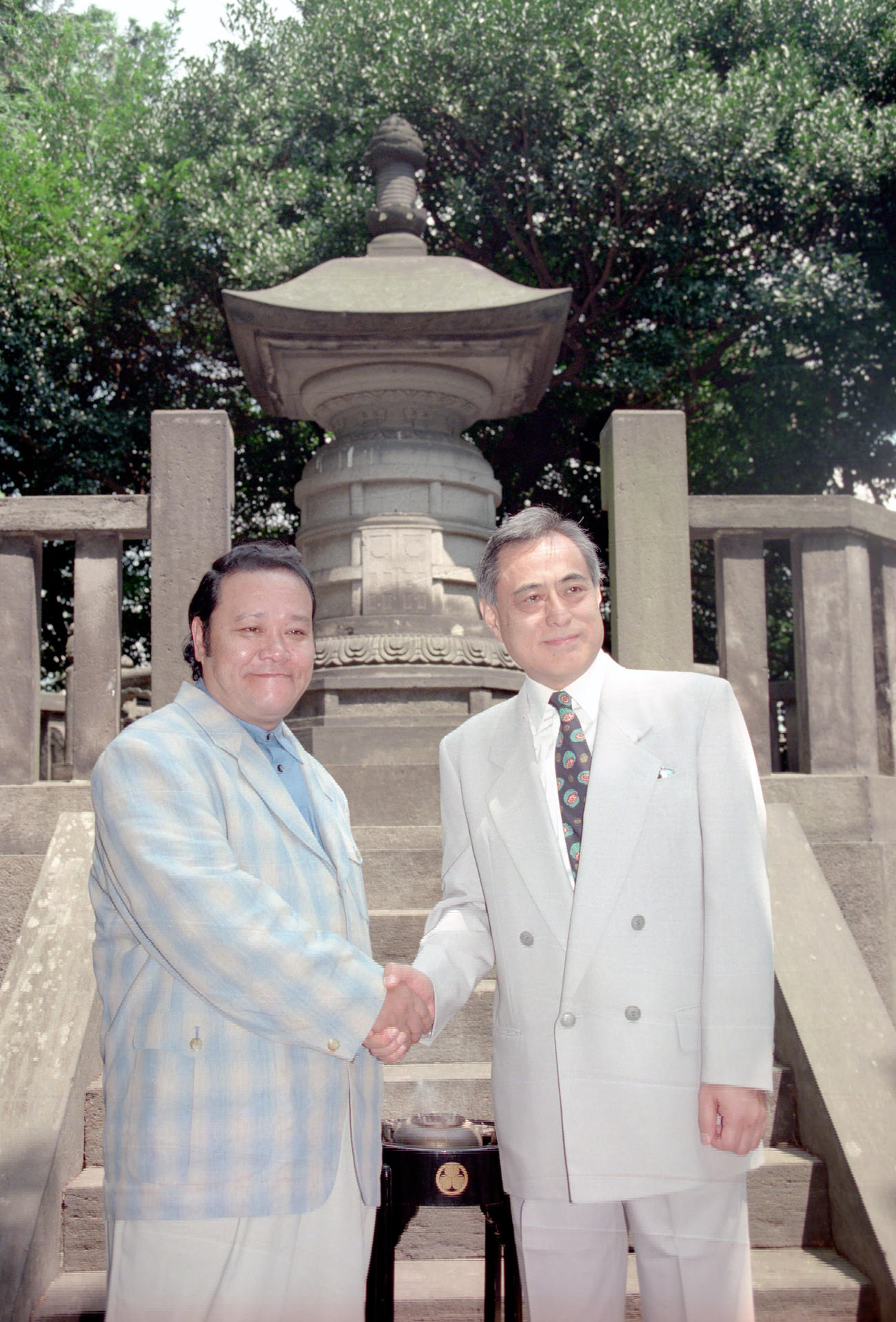 吉宗、綱吉それぞれの墓がある東京・上野の寛永寺を訪れた吉宗役の西田敏行さん（左）と綱吉役の津川雅彦さん（1994年8月撮影）