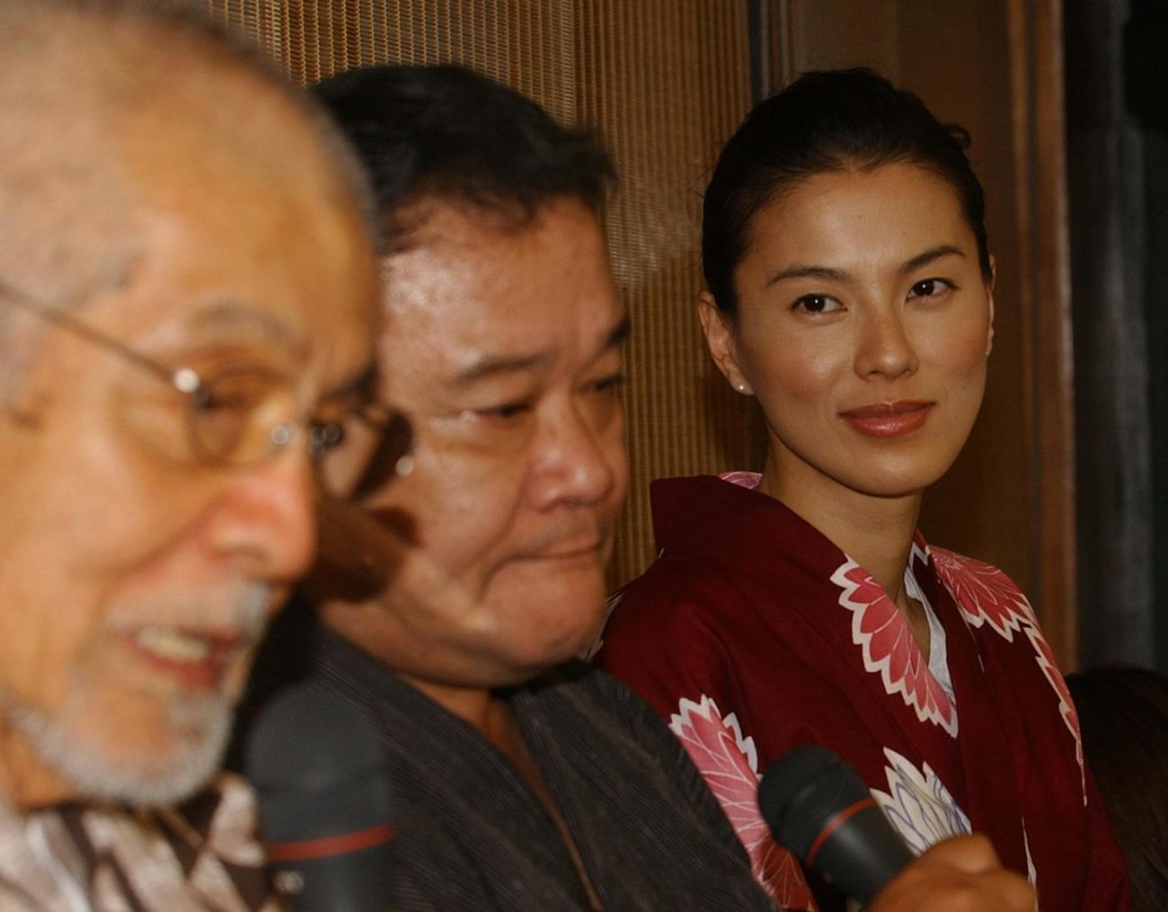 屋形船の中で映画「釣りバカ日誌15」の思い出を語る、右から江角マキコ、西田敏行さん、三国連太郎さん（2004年8月撮影）