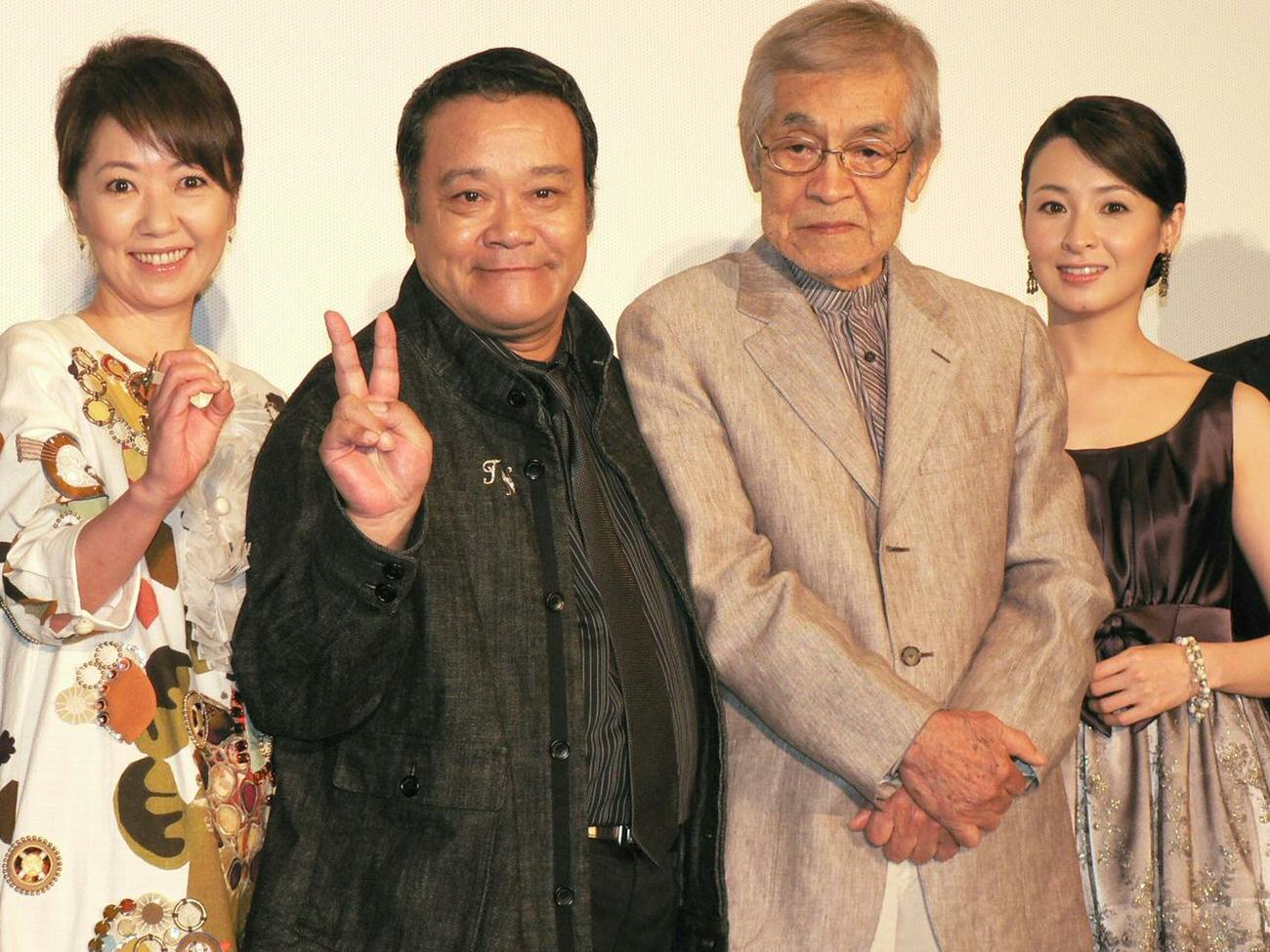 映画「釣りバカ日誌18」舞台あいさつ、三国連太郎さん（中央右）檀れい（右）と舞台に立つ西田敏行さん（左から2人目）（2007年9月撮影）
