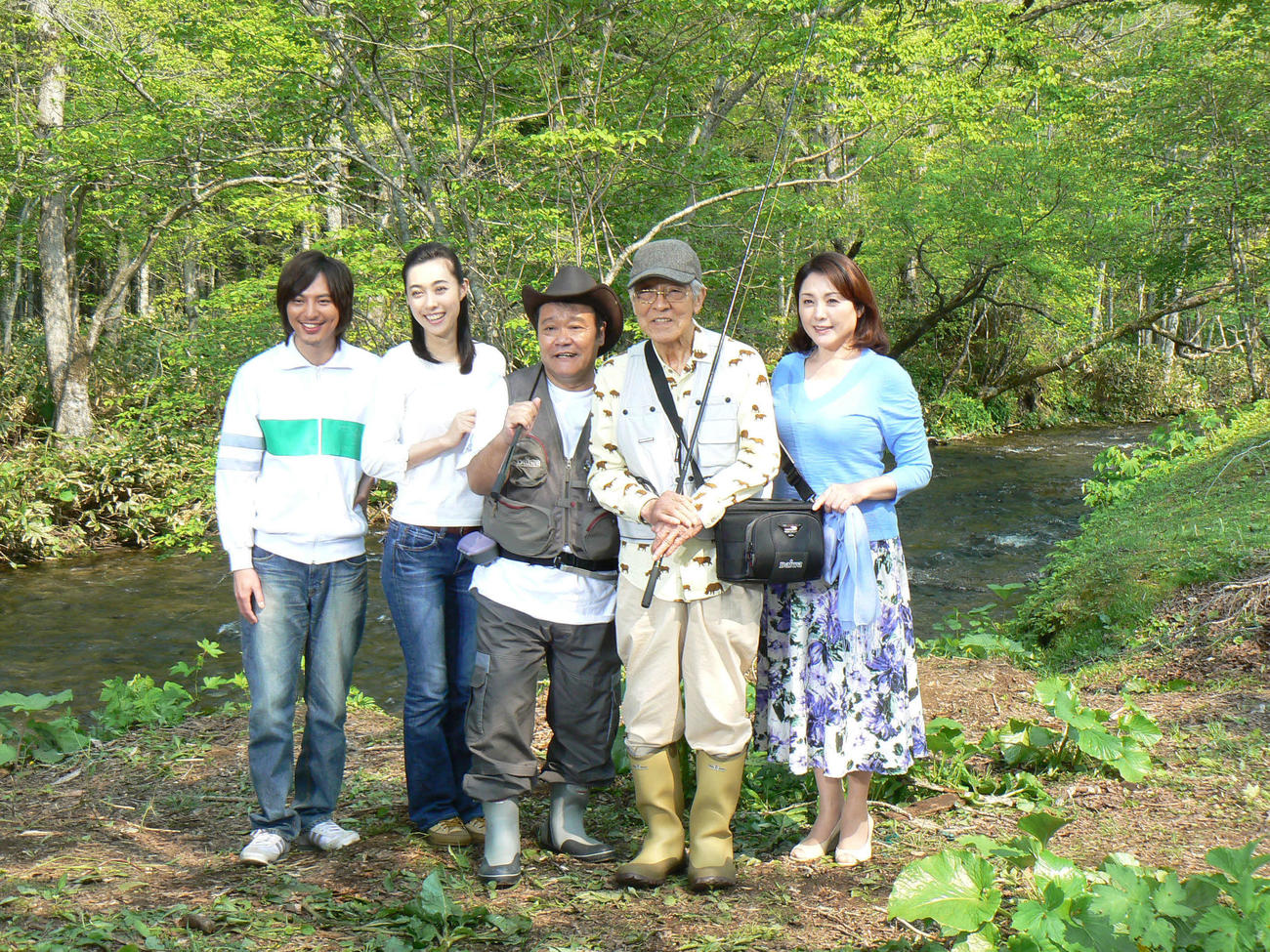 映画「釣りバカ日誌20　ファイナル」のロケで北海道・中標津町を訪れた西田敏行さん（左から3人目）ら（2009年6月撮影）