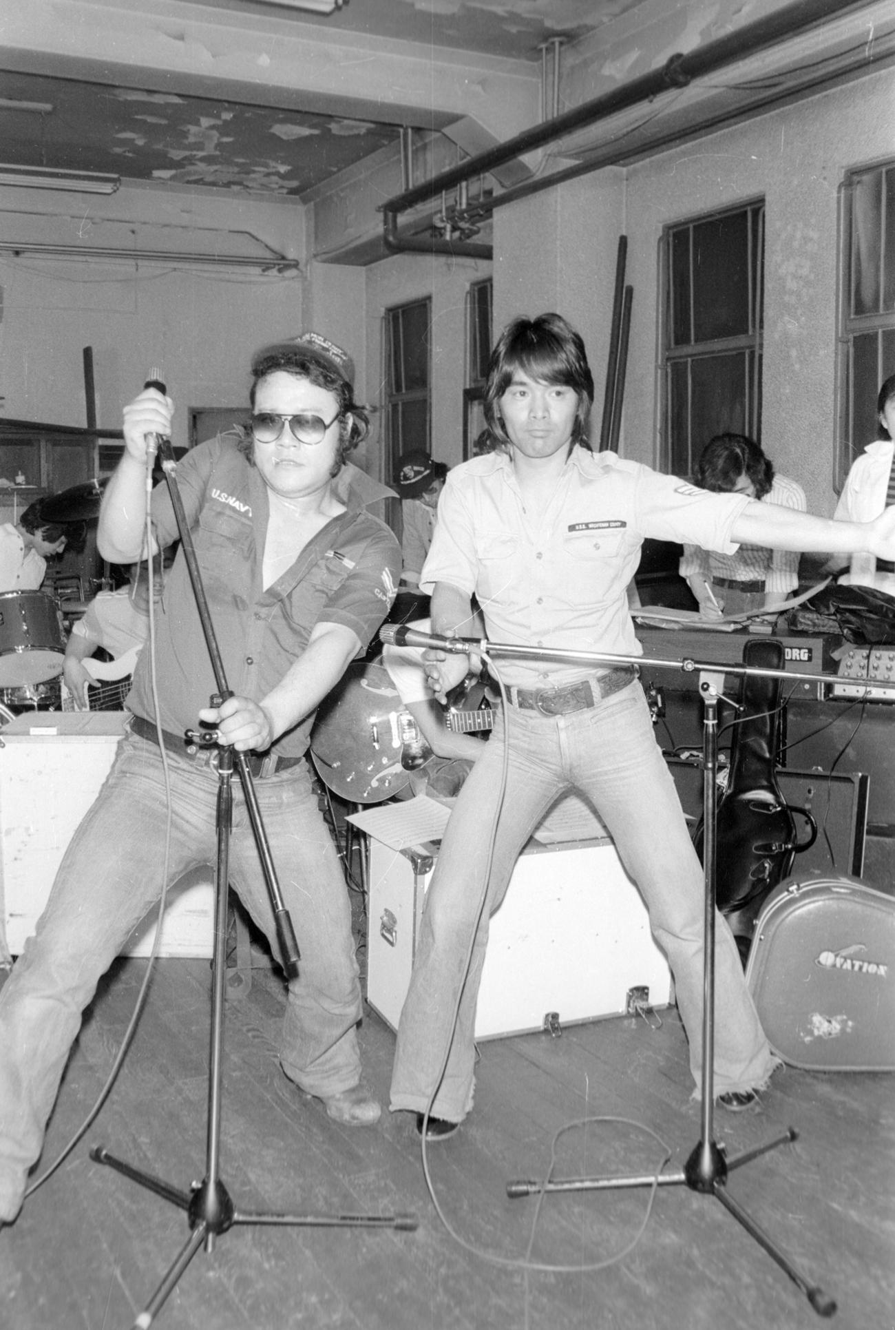 初のジョイントステージの稽古に入った親友同士の西田敏行さん（左）と松崎しげる（1978年5月撮影）