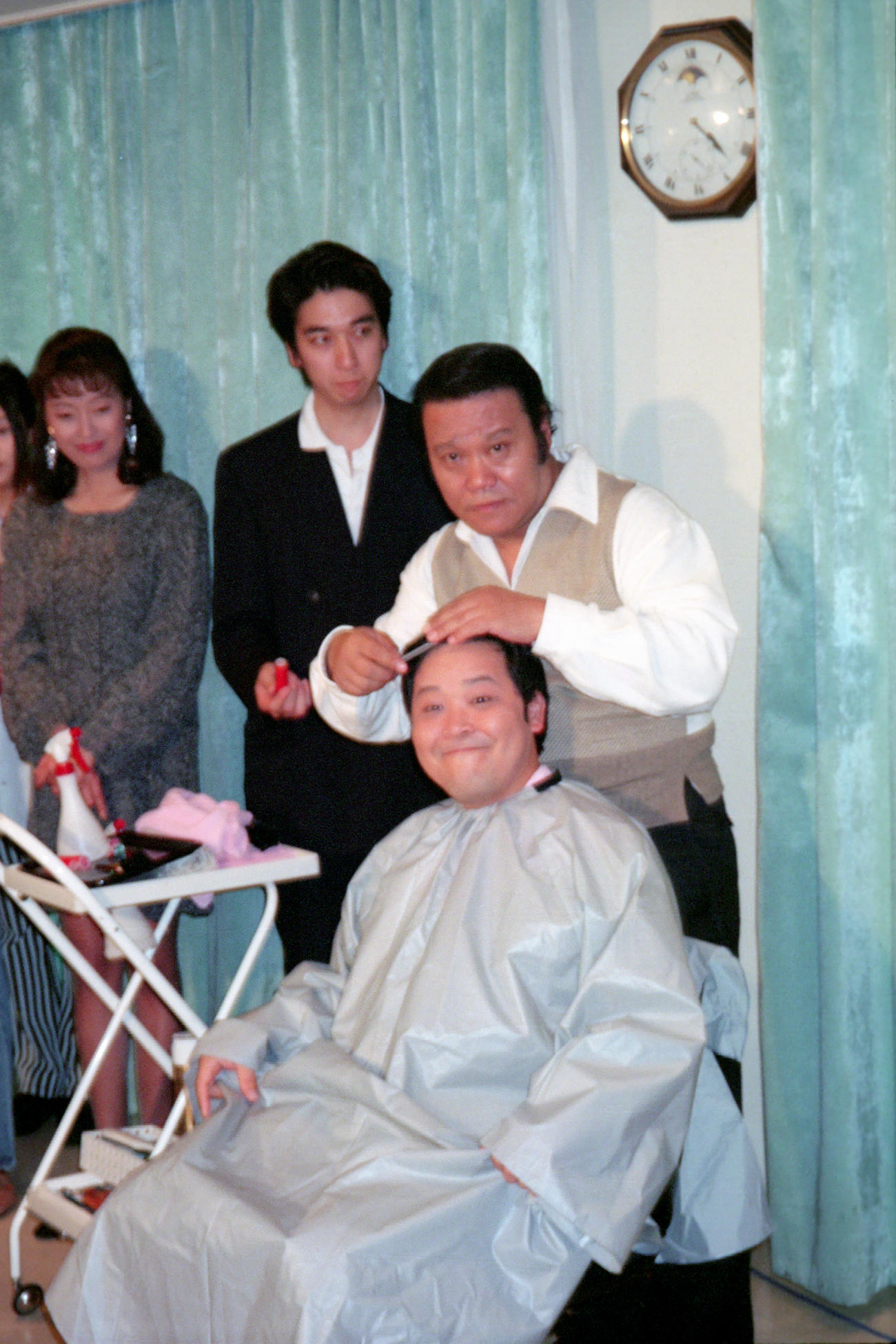 日本テレビ系ドラマ「遠山金志郎美容室」で共演する西田敏行さん（後方）と上島竜兵さん（1994年6月撮影）