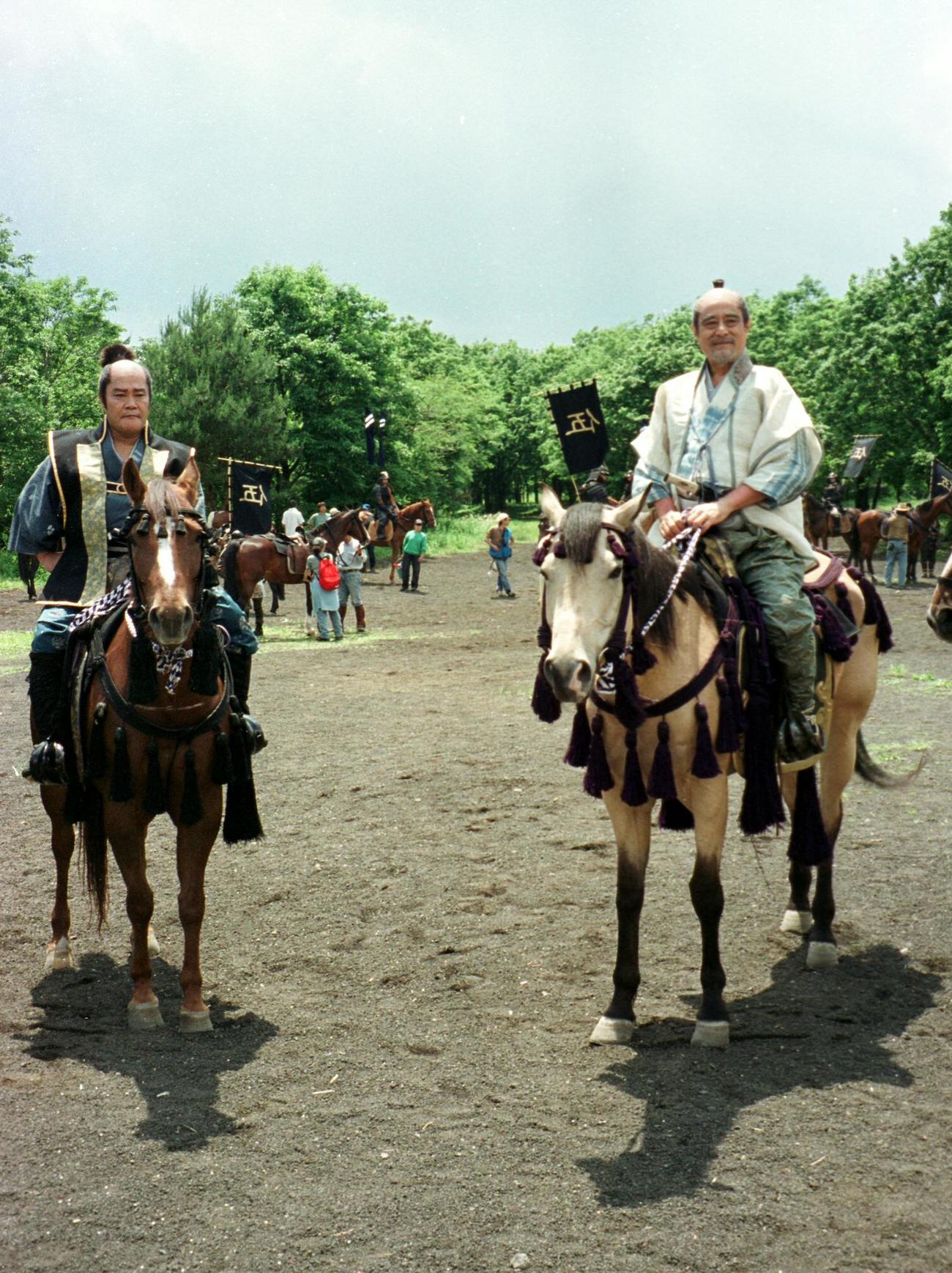 99年6月、徳川家康役の津川雅彦さん（右）と秀忠役の西田敏行