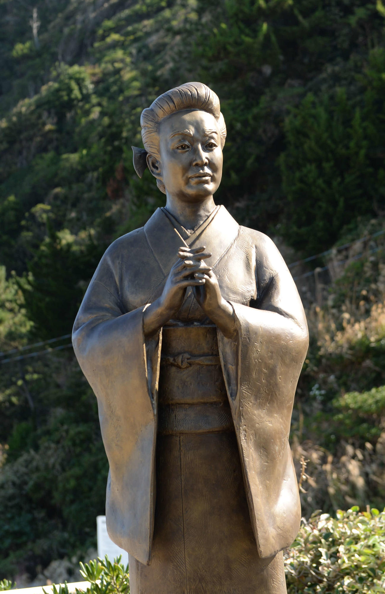 京都から福島・いわき市に移設された美空ひばりさん像