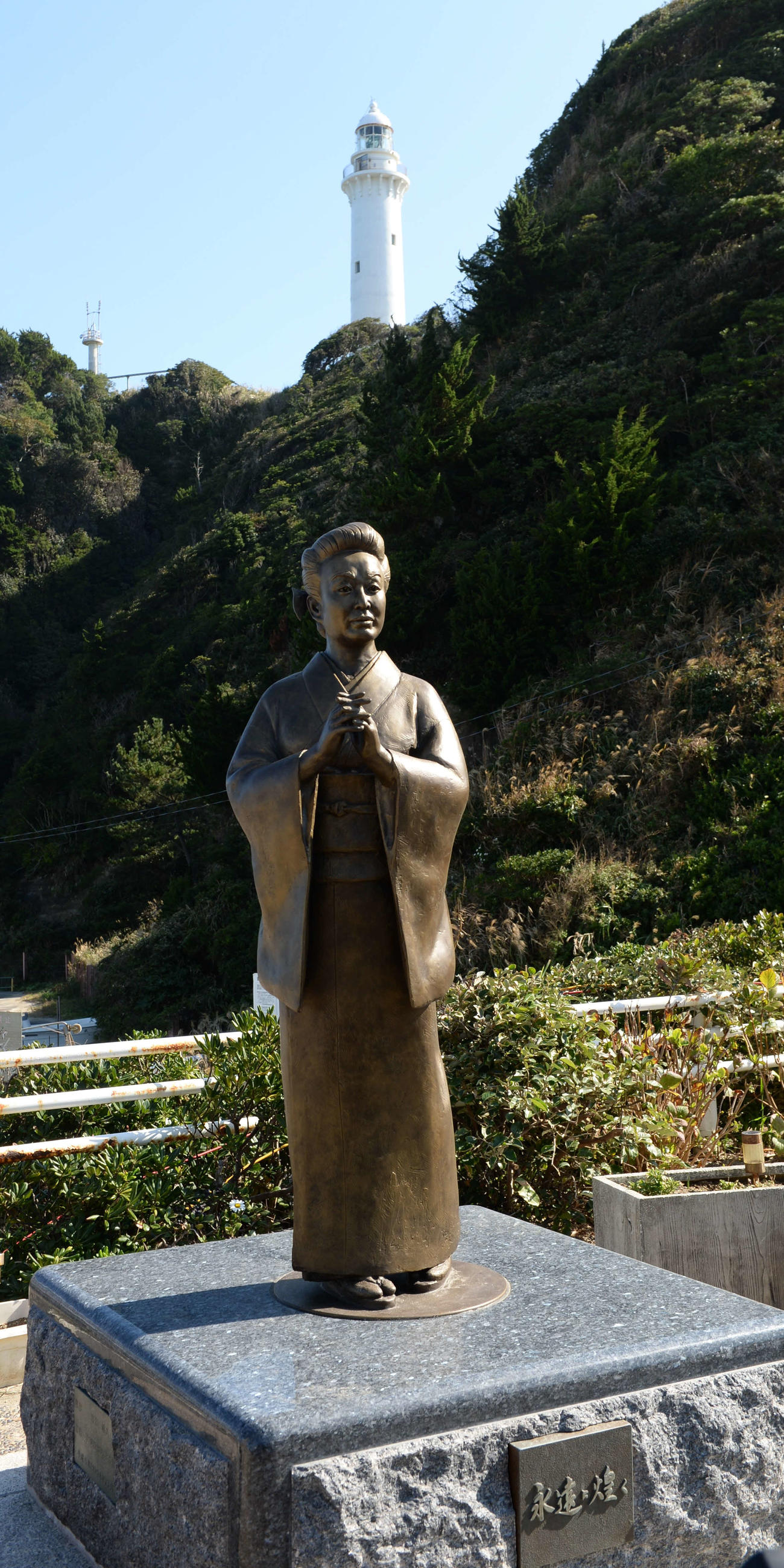 京都から福島・いわき市に移設された美空ひばりさん像