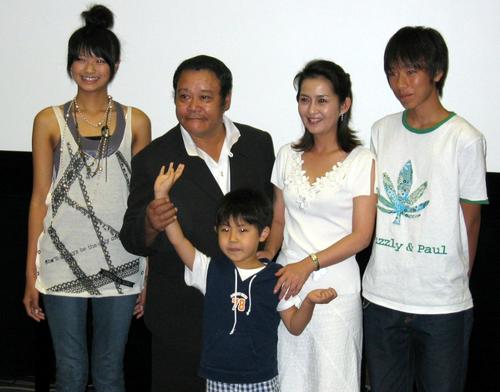 NHKドラマ「ジイジ」の会見を行った左から栄倉奈々、西田敏行さん、小杉彩人、古手川祐子、落合扶樹（2004年8月撮影）
