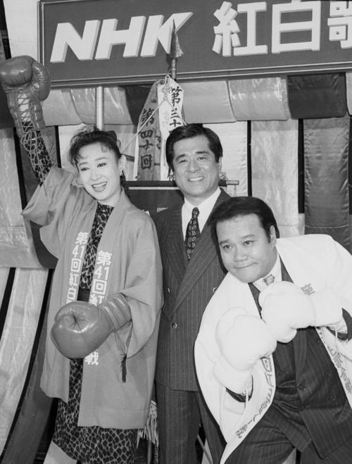 1990年10月、NHK紅白歌合戦の司会に決まった（左から）三田佳子さん、松平定知アナウンサー、西田敏行さん（共同）