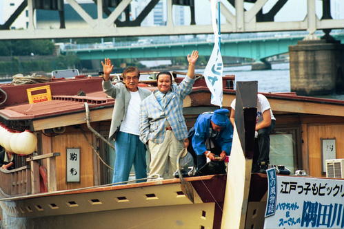 映画「釣りバカ日誌S」をPRする三国連太郎（左）と西田敏行（1994年）