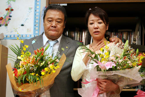 映画「釣りバカ日誌ファイナル」の撮影がクランクアップし、涙ぐむ西田敏行さん（左）と浅田美代子（2009年7月撮影）