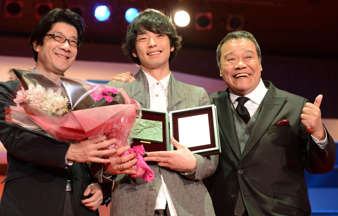 助演男優賞を受賞し笑顔の森山未来（中央）。左から阪本順治、1人おいて西田敏行（撮影・たえ見朱実）