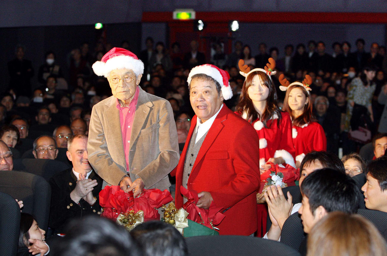 映画「釣りバカ日誌20ファイナル」舞台あいさつ、サンタクロースの格好で客席に登場した三国連太郎さん（左）と西田敏行さん（2009年12月撮影）