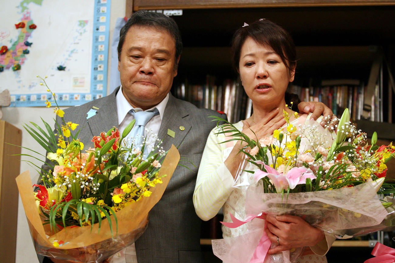 映画「釣りバカ日誌ファイナル」の撮影がクランクアップし、涙ぐむ西田敏行さん（左）と浅田美代子（2009年7月撮影）