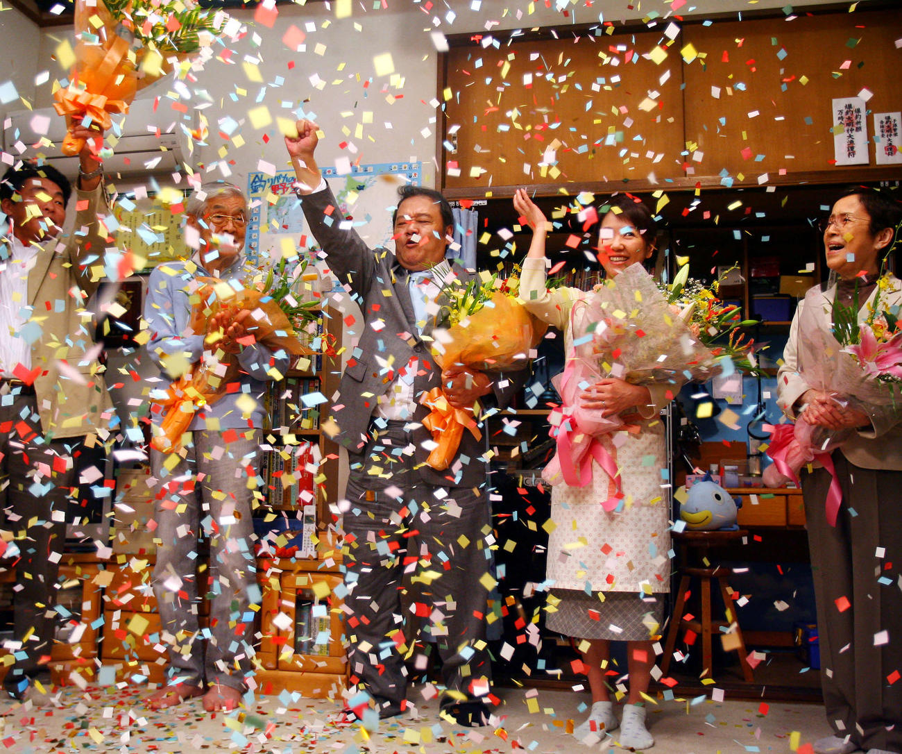 映画「釣りバカ日誌ファイナル」の撮影がクランクアップし、紙吹雪が舞う中感極まった表情を見せる西田敏行さん（左から3人目）（2009年7月撮影）