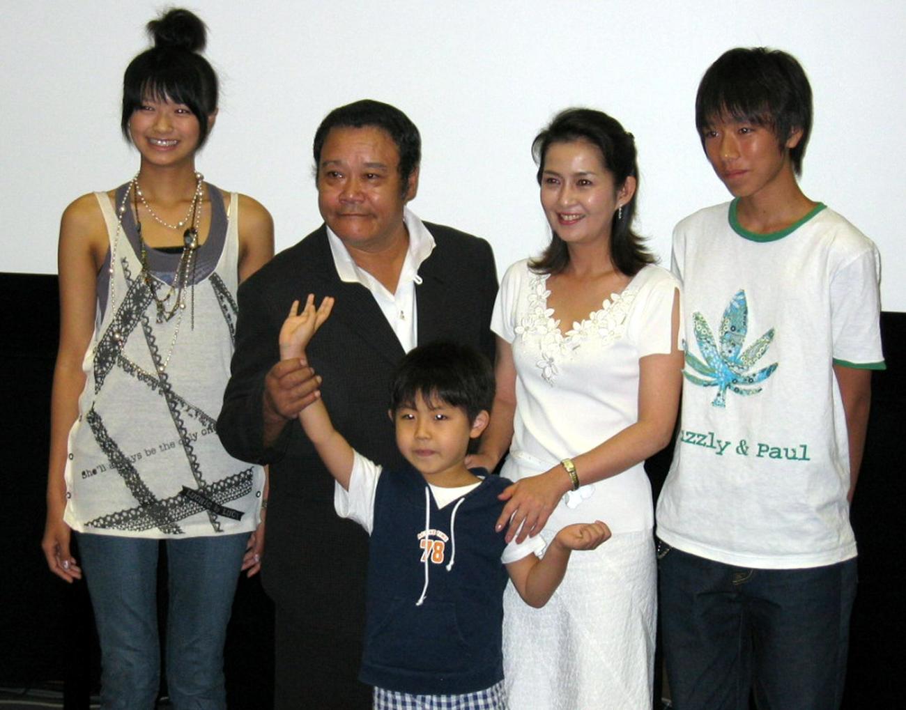 NHKドラマ「ジイジ」の会見を行った左から栄倉奈々、西田敏行さん、小杉彩人、古手川祐子、落合扶樹（2004年8月撮影）