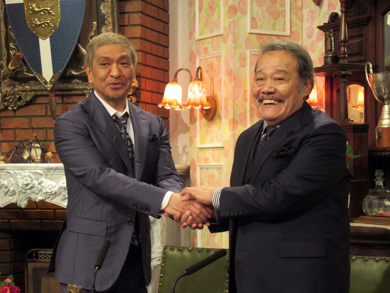 「探偵！ナイトスクープ」の最後の収録に臨んだ西田敏行さん（右）は新局長の松本人志とガッチリ握手（2019年10月撮影）