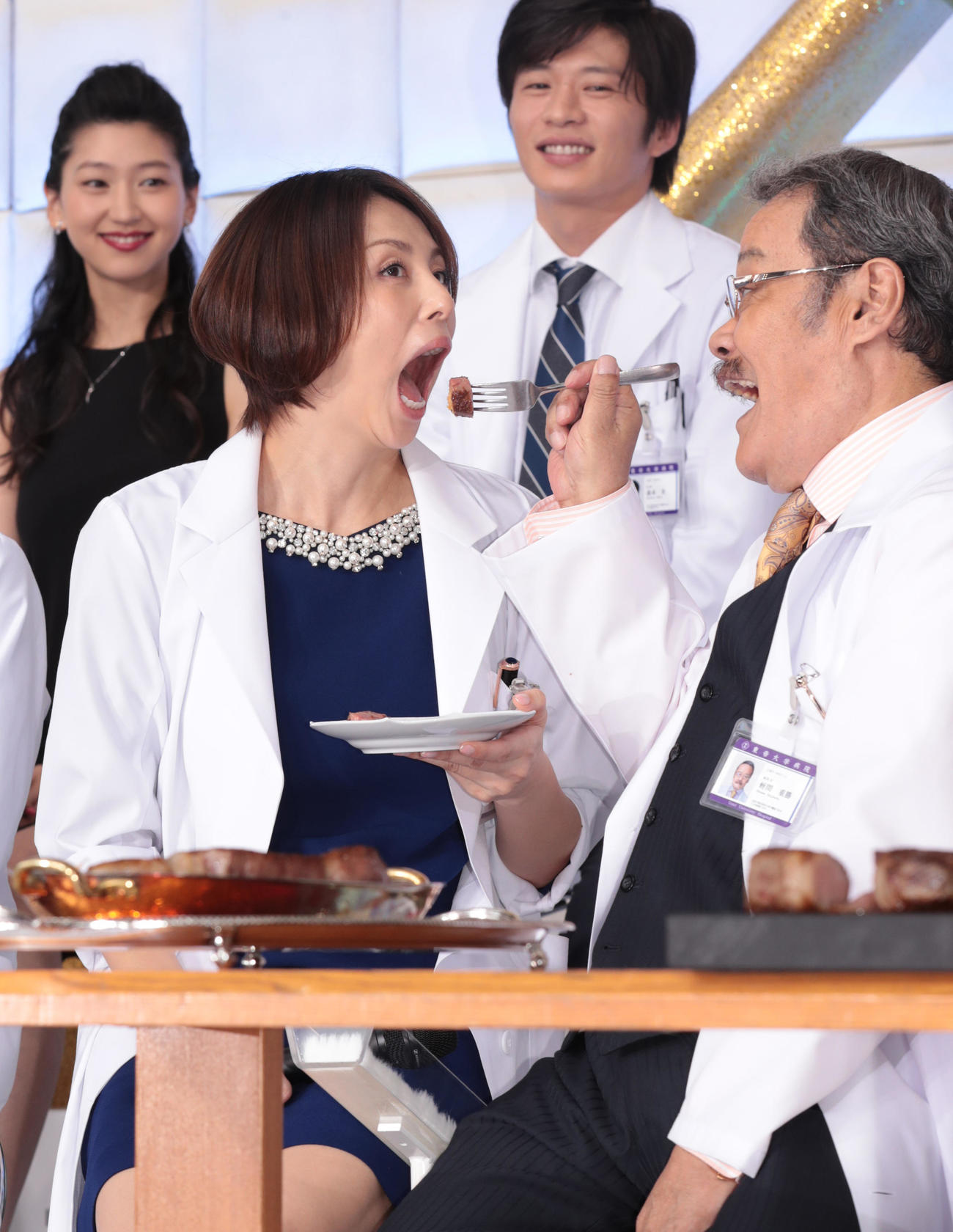 「ドクターX～外科医・大門未知子～」制作発表会見で、西田敏行さん（右）から高級ステーキを食べさせてもらう米倉涼子（2017年10月撮影）