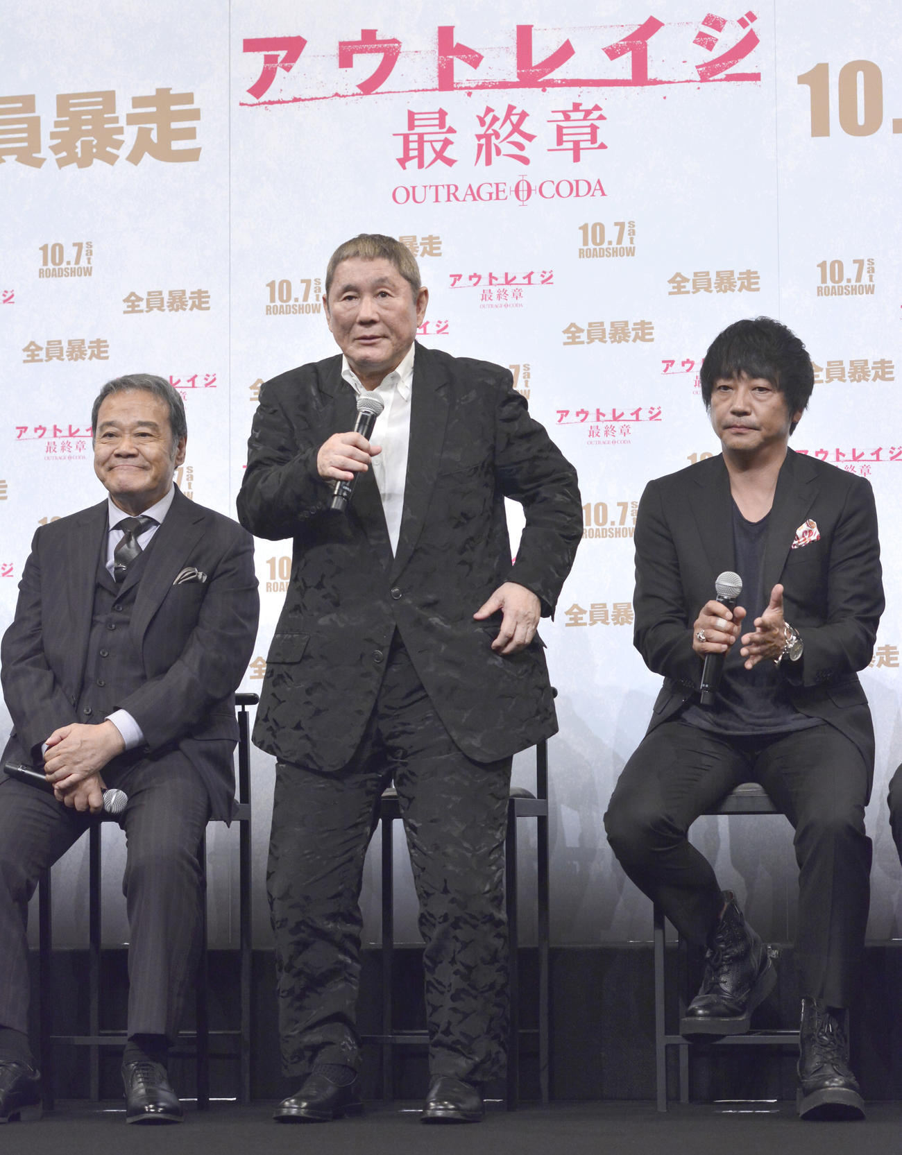 映画「アウトレイジ最終章」のジャパンプレミアで、あいさつする北野武監督（中央）左は西田敏行さん、右は大森南朋（2017年9月撮影）