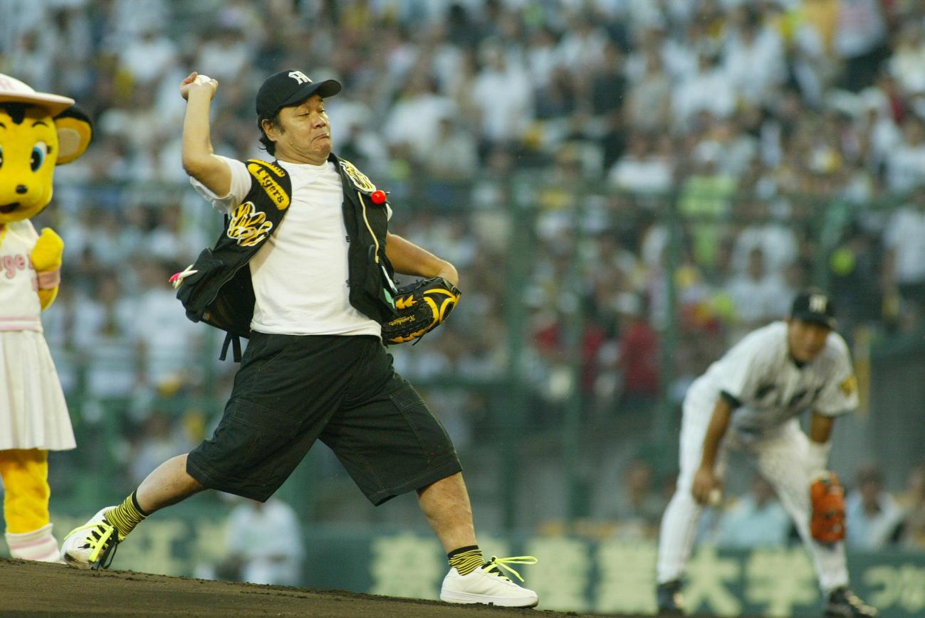 阪神対巨人で始球式を行う西田敏行さん（2003年8月撮影）
