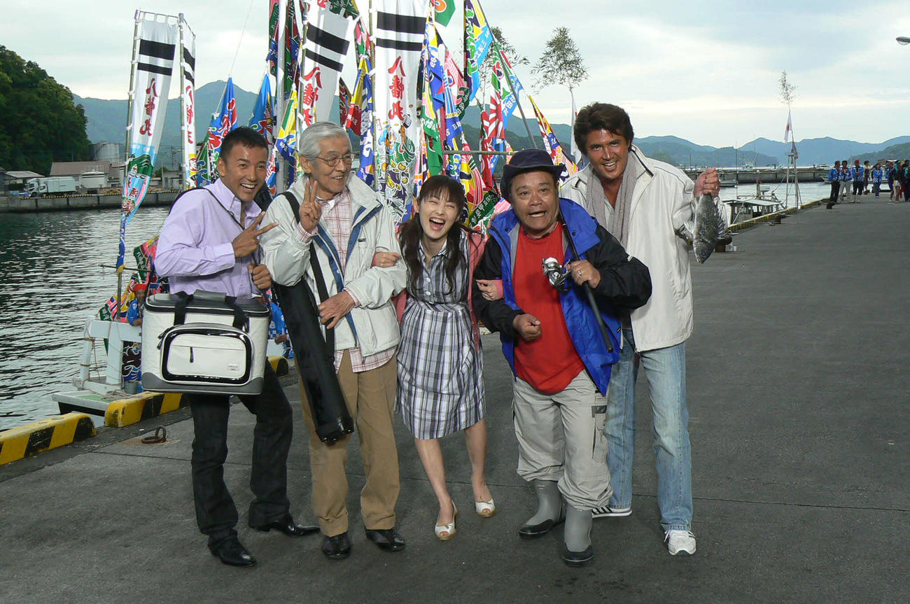 映画「釣りバカ日誌19」大分・佐伯ロケの会見で、笑顔がはじける西田敏行さん（右から2人目）ら（2008年5月撮影）