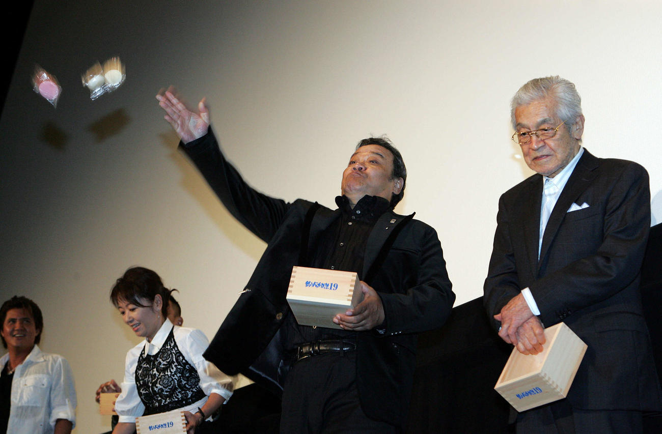映画「釣りバカ日誌19」舞台あいさつで元気に客席に餅を投げ入れる西田敏行さん（2008年10月撮影）