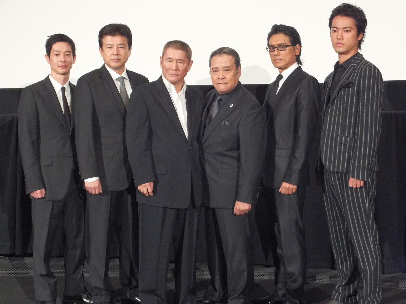 映画「アウトレイジ　ビヨンド」の初日舞台あいさつ。左から加瀬亮、三浦友和、北野武監督、西田敏行さん、高橋克典、桐谷健太（2012年10月撮影）