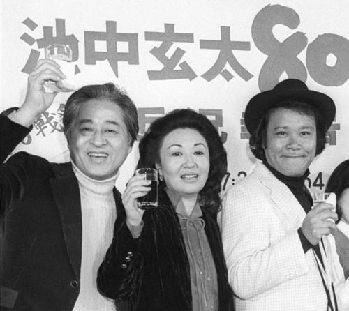 1982年2月、「池中玄太80 キロ 」のスペシャル版制作発表に出席した(左から)長門裕之さん、松尾和子さん、西田敏行さん(共同)
