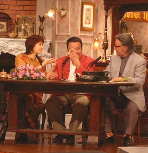 「探偵!ナイトスクープ」の収録で涙を流す西田敏行さん(2003年撮影)