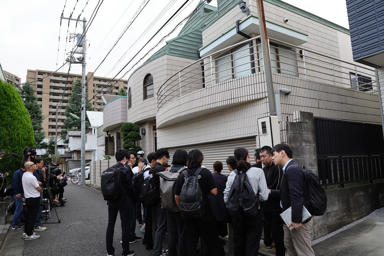 亡くなった西田敏行さんの自宅前には多くの報道陣が集まった（撮影・足立雅史）