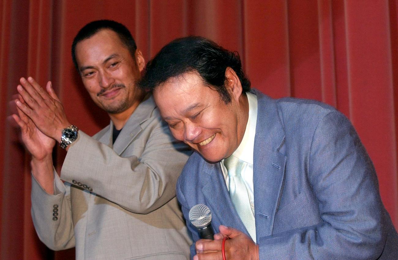 渡辺謙（左）とともに映画「陽はまた昇る」の舞台あいさつを行う西田敏行さん（2002年6月撮影）