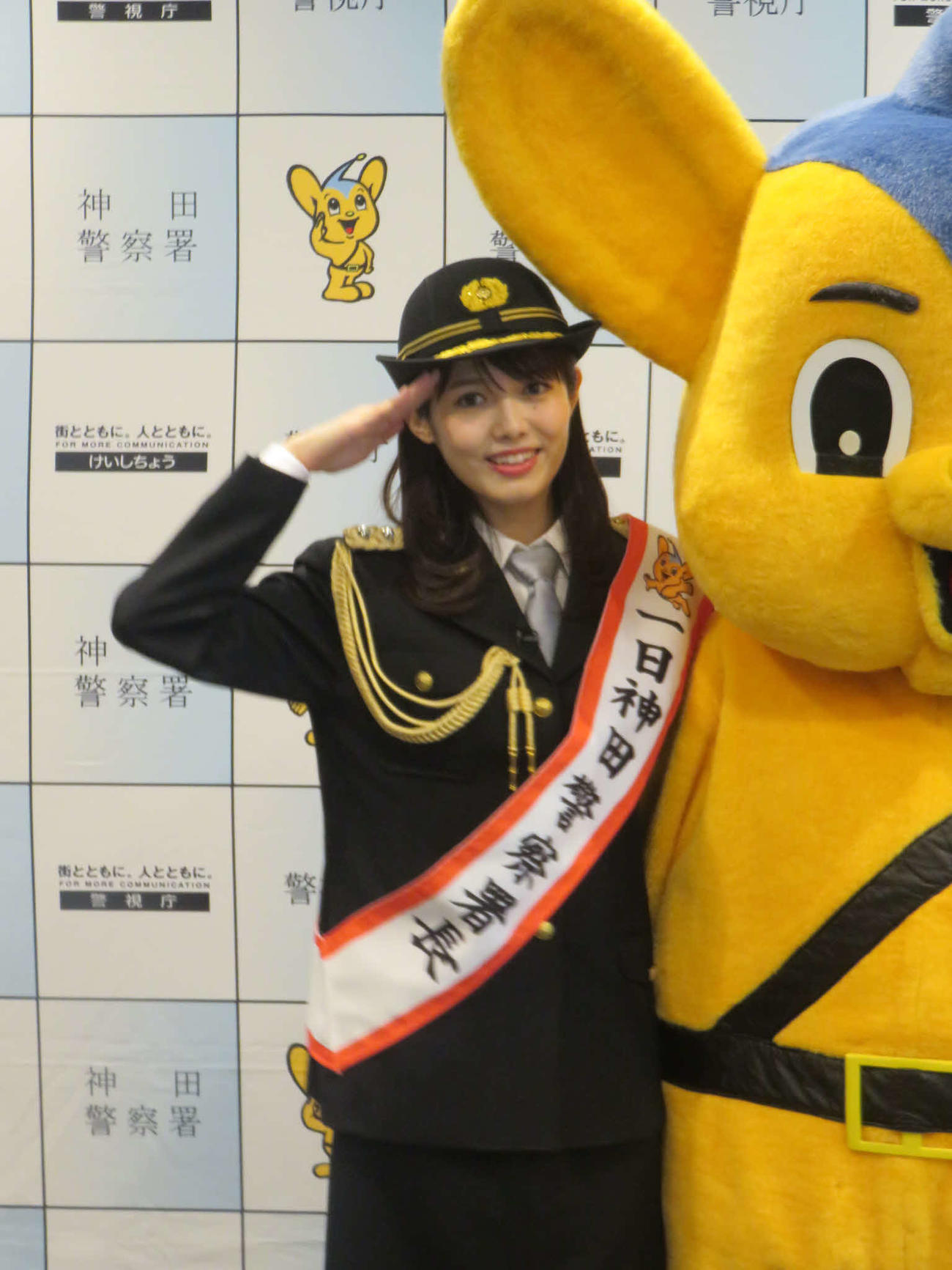 「神田一日警察署長」を務めた谷尻萌（左）は警視庁のマスコットキャラクターのピーポーくんとラブラブ