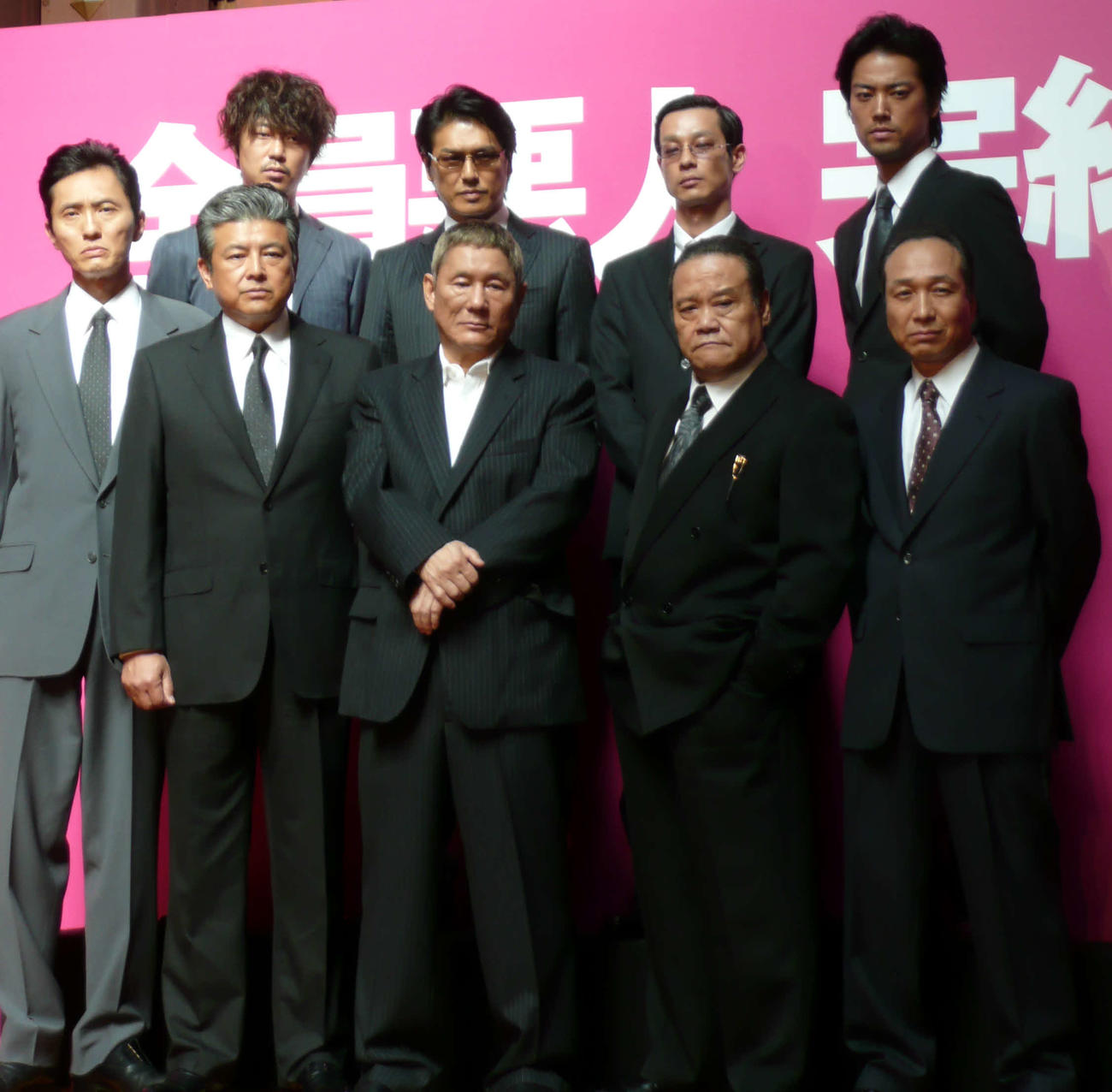映画「アウトレイジ　ビヨンド」のキャスト発表会見に出席した、前列左から松重豊、三浦友和、北野武監督、西田敏行さん、小日向文世、後列左から新井浩文、高橋克典、加瀬亮、桐谷健太（2012年4月撮影）