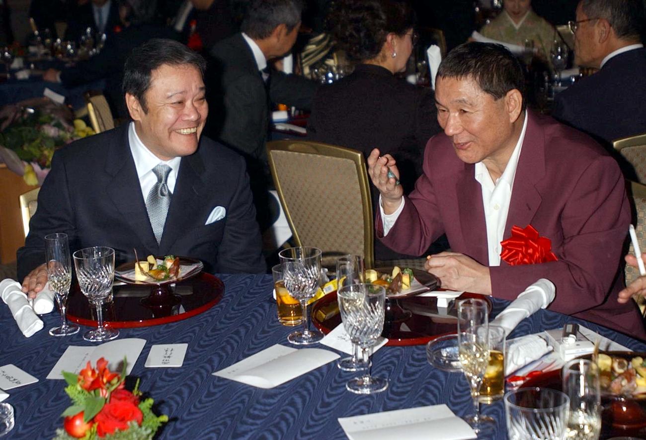 北野武（右）と談笑する西田敏行さん（2003年12月撮影）