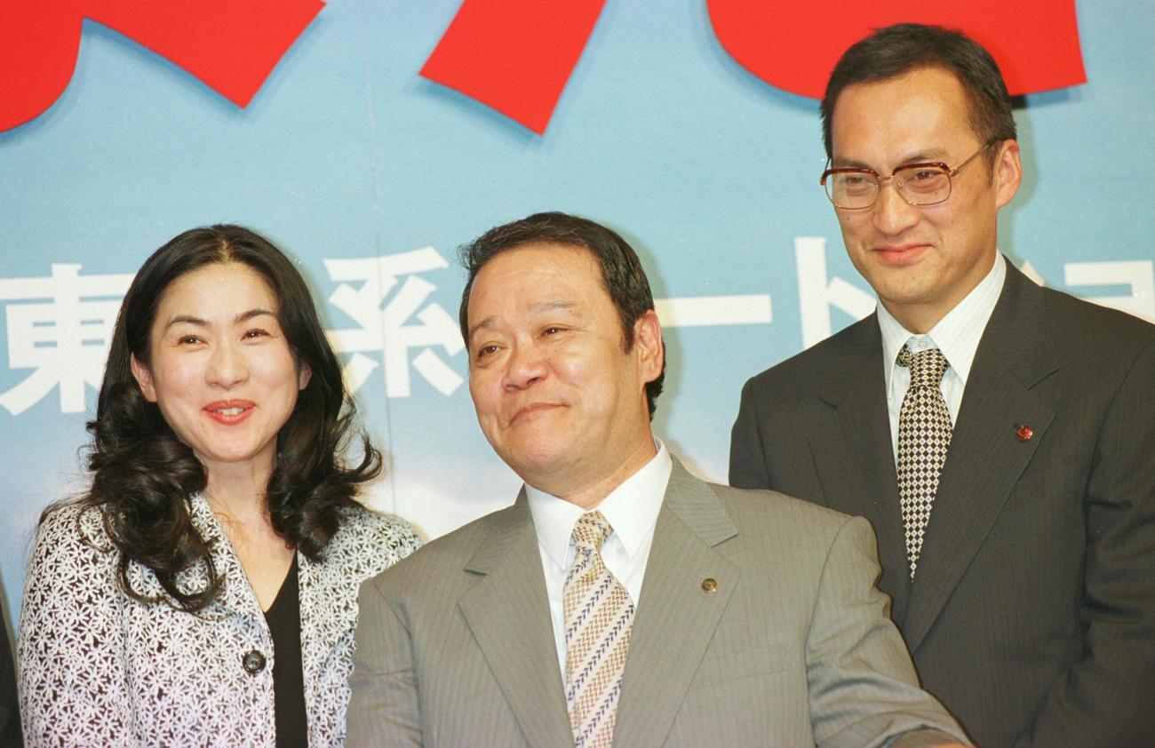 映画「陽はまた昇る」製作発表映画「陽はまた昇る」の製作発表に参加した渡辺謙（右）、西田敏行さん（中央）、真野響子（2002年3月撮影）