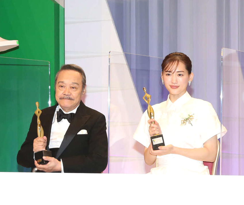 西田敏行さん（左）と綾瀬はるか（2021年撮影）