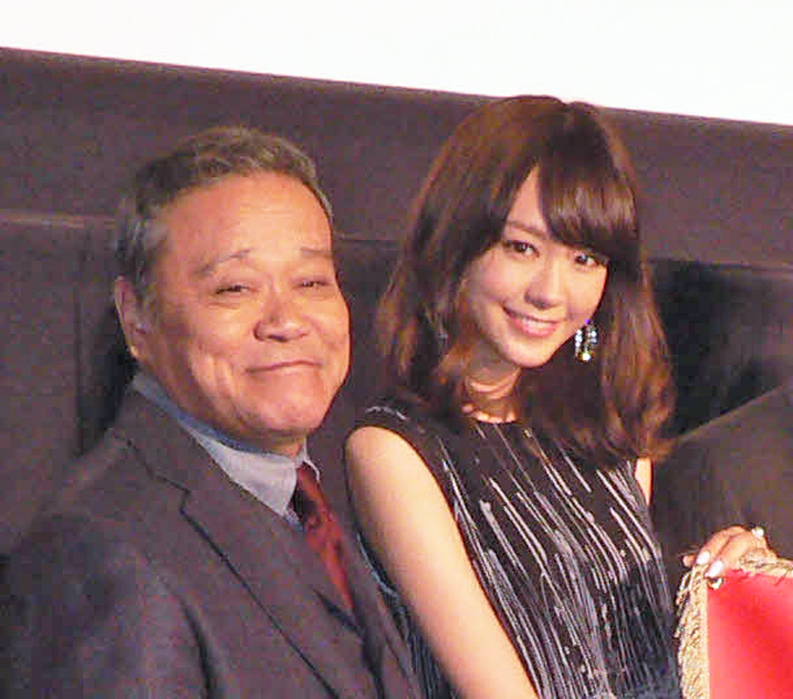 西田敏行さん（左）と桐谷美玲（2013年撮影）