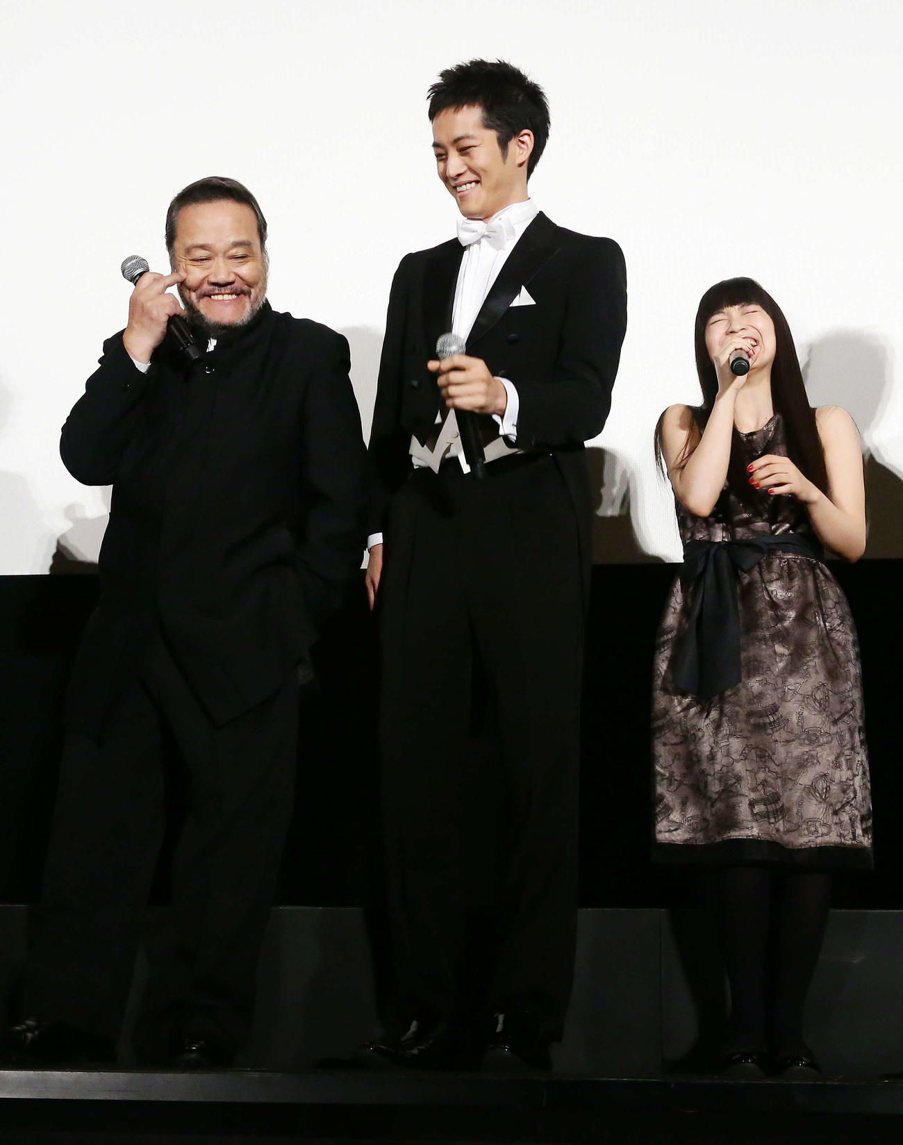 映画「マエストロ！」初日舞台あいさつで笑顔を見せる松坂桃李（中央）。左は西田敏行、右はmiwa（2015年1月撮影）