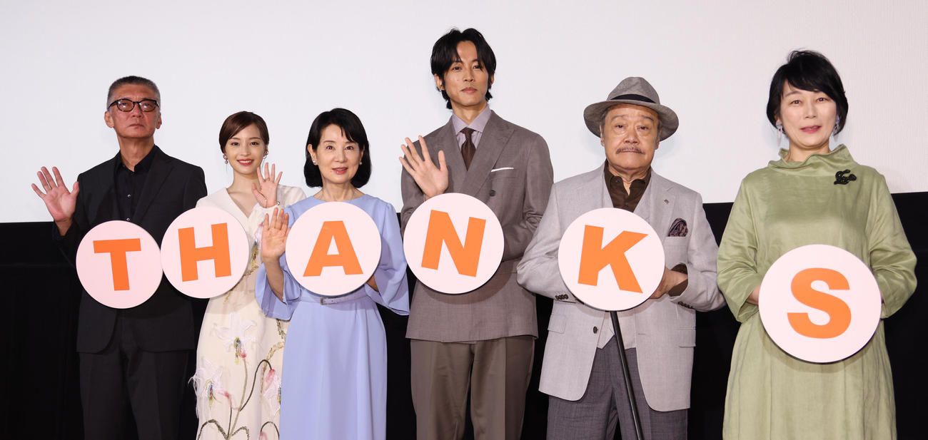 映画応援歌「いのちの停車場」の舞台あいさつを行った左から成島出監督、広瀬すず、吉永小百合、松坂桃李、西田敏行、原作者の南杏子さん（2021年6月撮影）