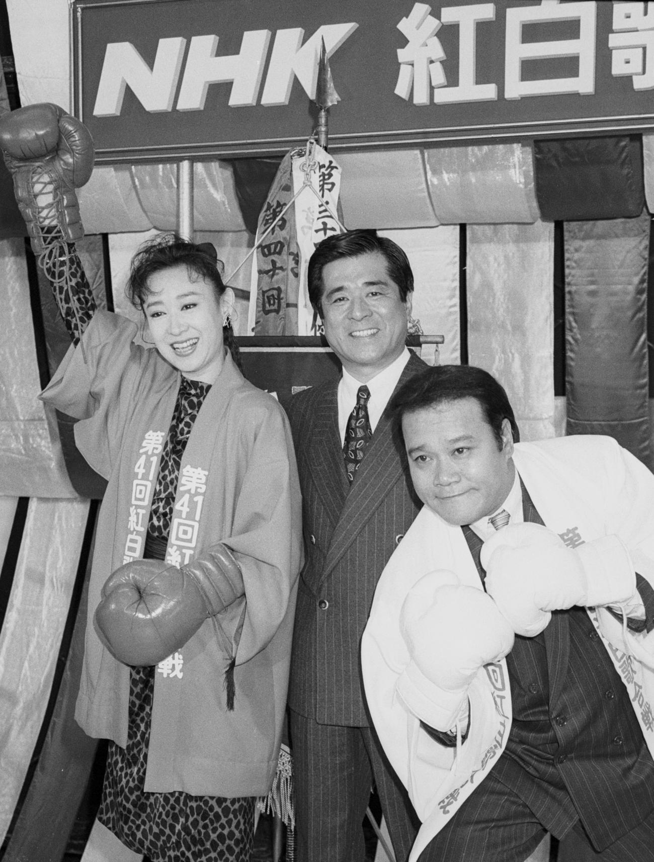 1990年10月、NHK紅白歌合戦の司会に決まった（左から）三田佳子さん、松平定知アナウンサー、西田敏行さん（共同）